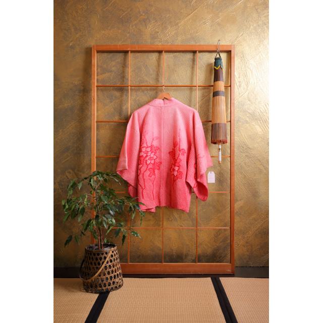 Pinkki solmuvärjätty haori kukkaköynnöksillä #211