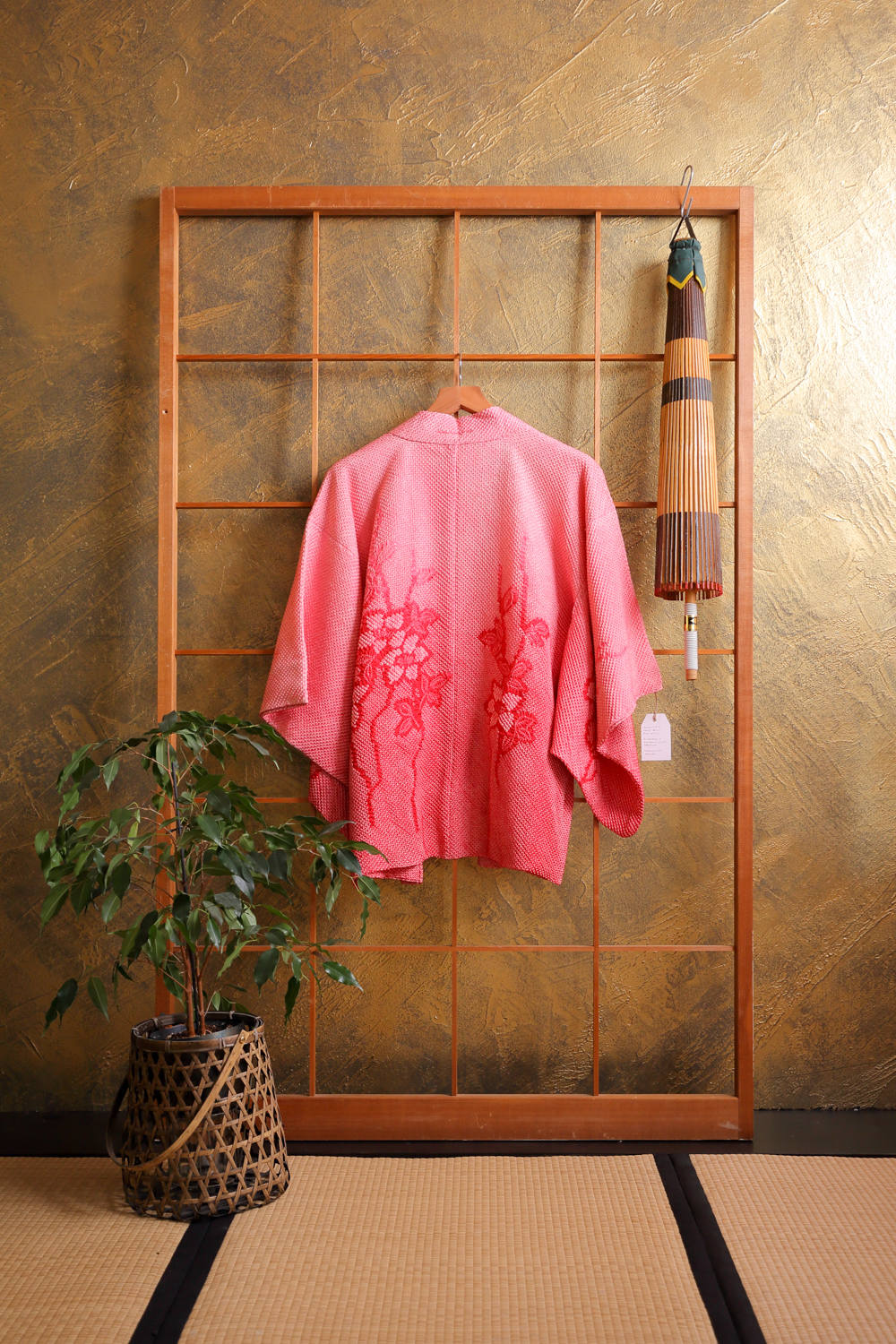 Pinkki solmuvärjätty haori kukkaköynnöksillä #211