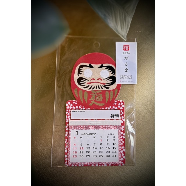 Pieni magneettikalenteri 2026 Daruma