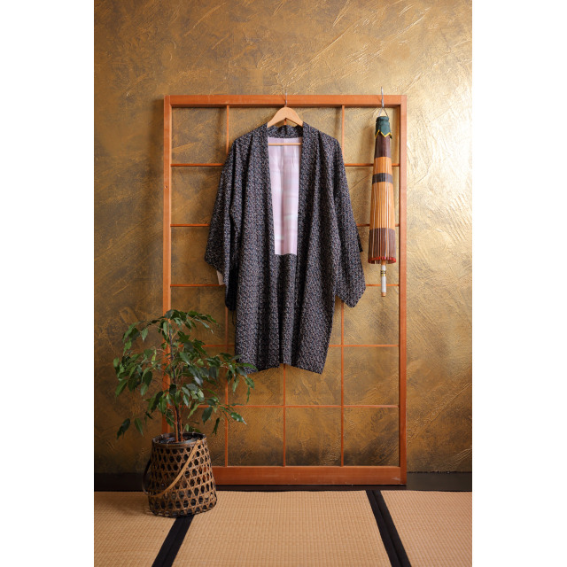 Musta dochugi abstraktilla kuviolla #216