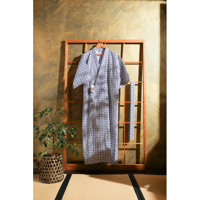 Mustavalkoinen nemaki ruutukuviolla "tuulimylly" #571