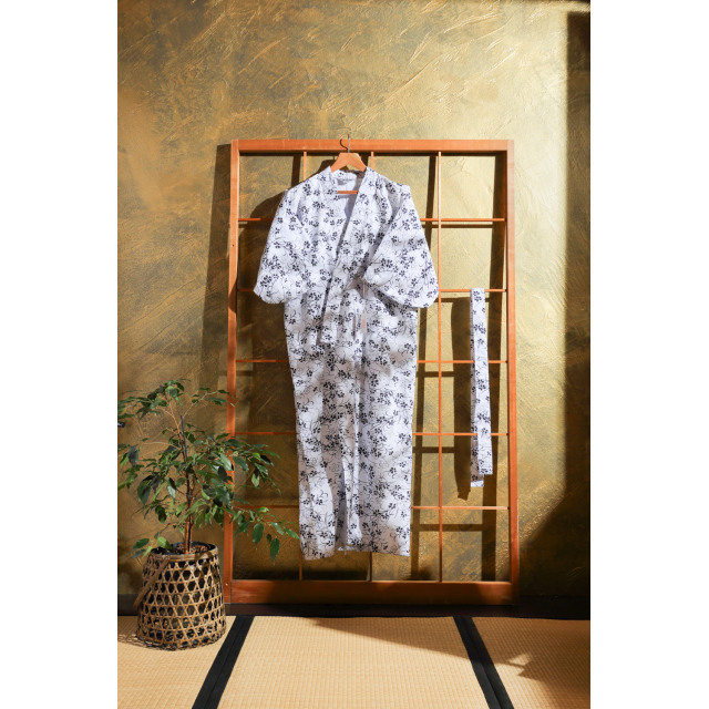 Mustavalkoinen nemaki kirsikankukilla #575