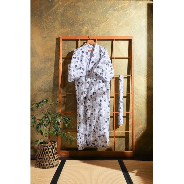 Mustavalkoinen nemaki kukkakuviolla #574