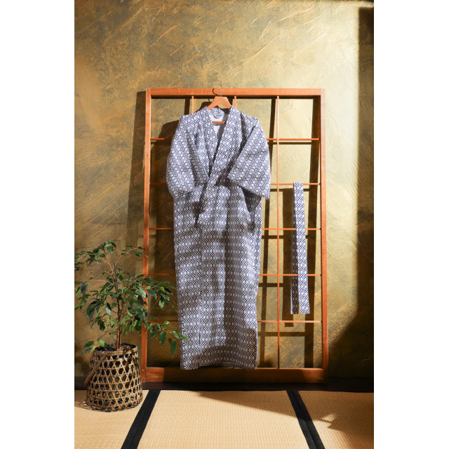 Mustavalkoinen nemaki vinoneliöillä "salmiakki" #573