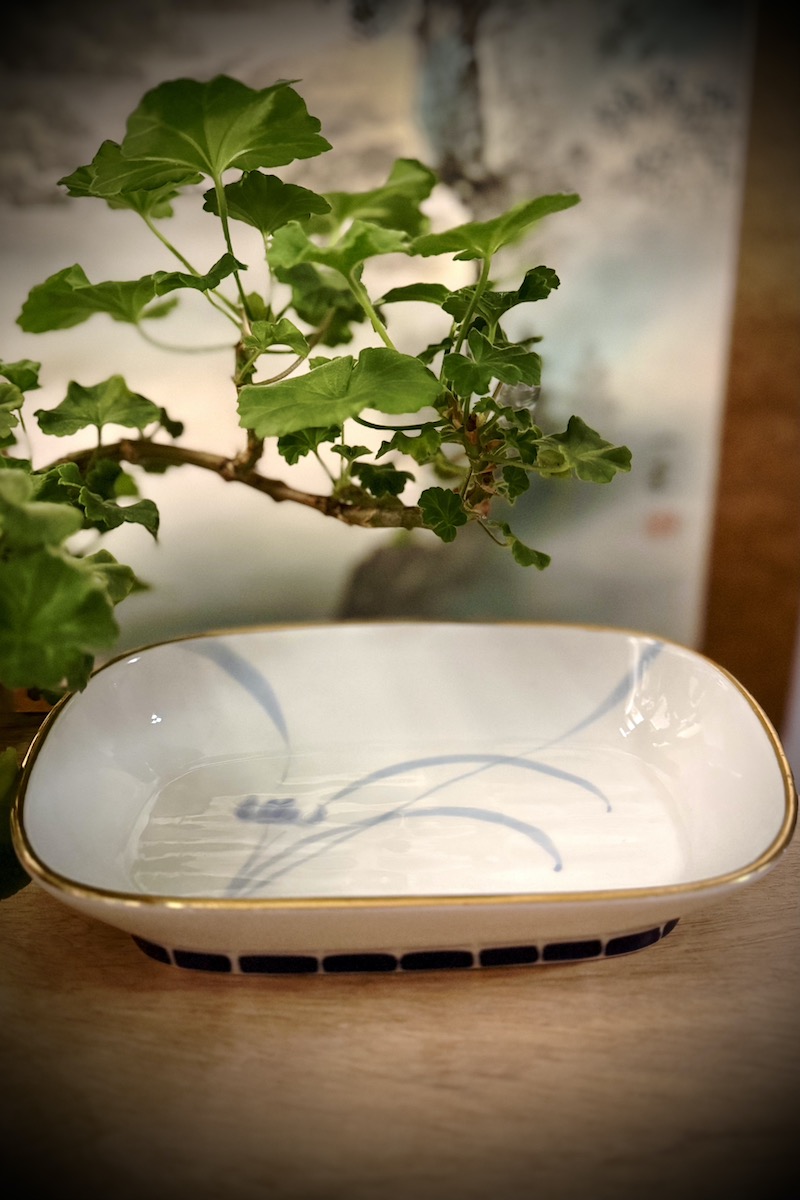 Sushilautanen sinisillä kukilla