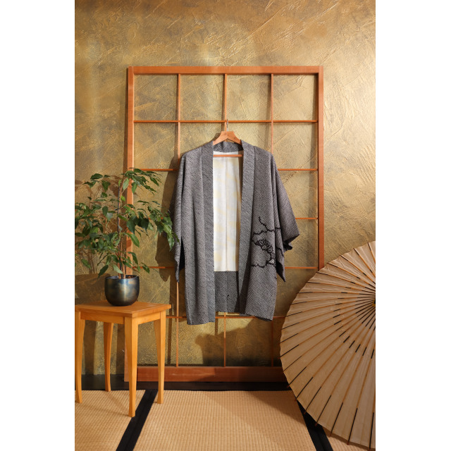 Mustavalkoinen solmuvärjätty haori kukilla ja pilvillä #225