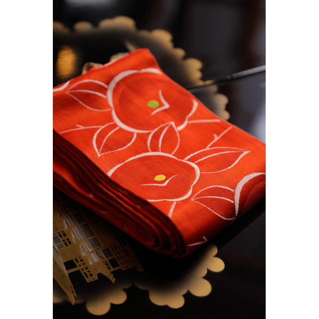 Tumman oranssi hanhaba-obi kameliakuviolla #616