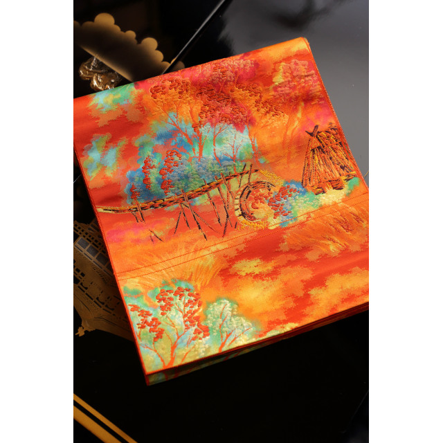 Leimuavan oranssi nagoya obi maalaismaisemalla #615