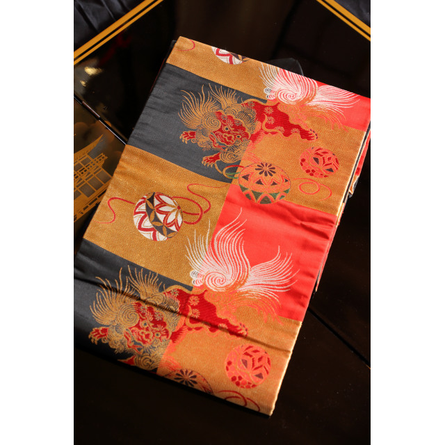 Puna-musta nagoya obi leikkivillä koiraleijonilla #626