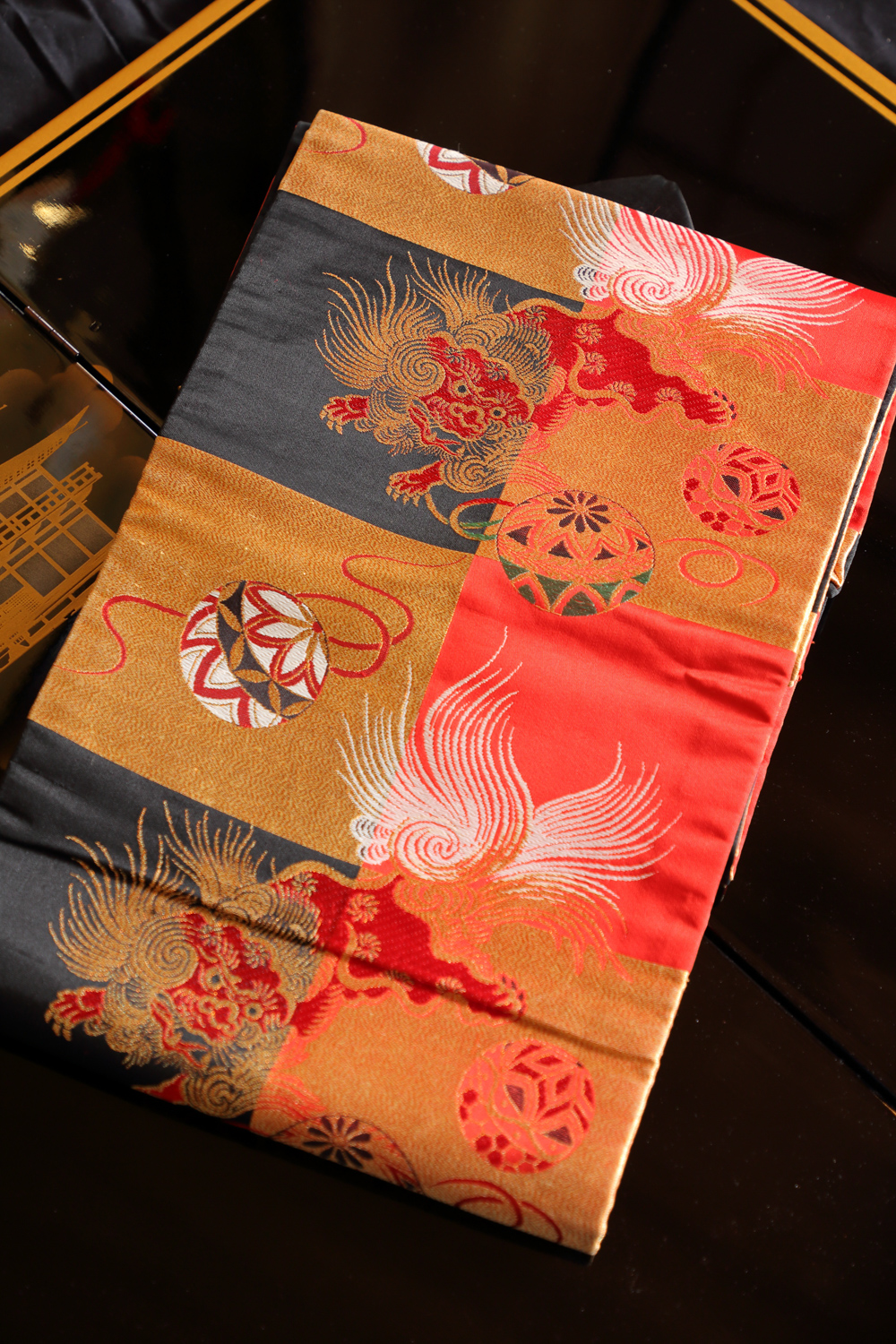 Puna-musta nagoya obi leikkivillä koiraleijonilla #626