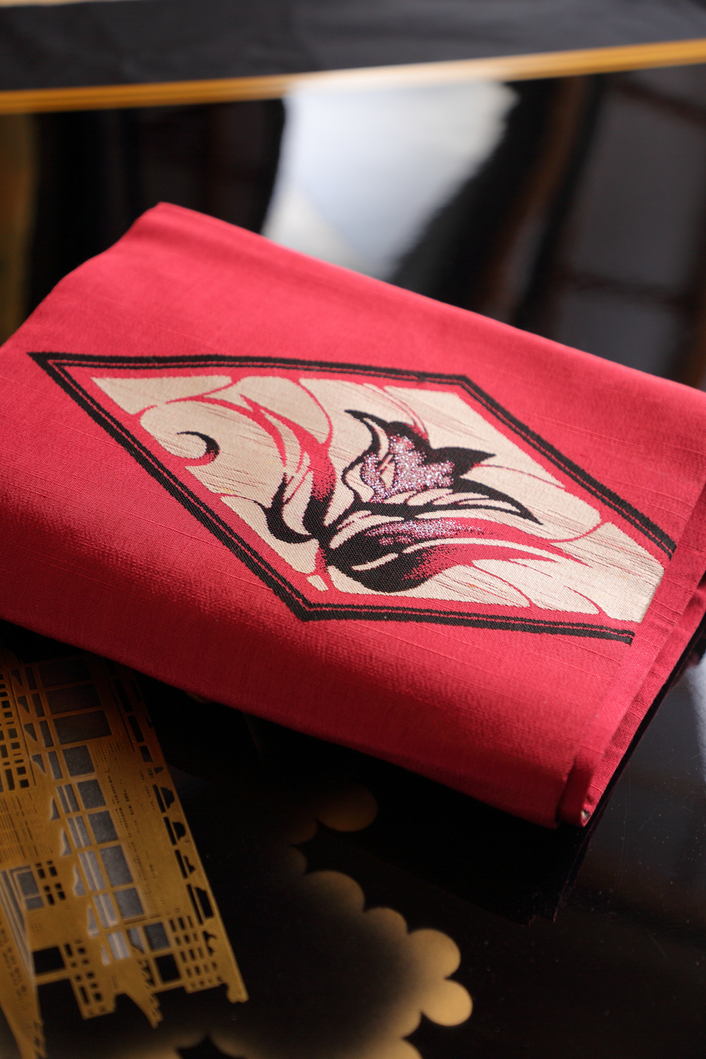 Karmiininpunainen nagoya obi kukkakuviolla #621