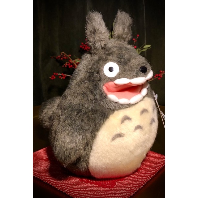 Iso naurava Totoro-pehmo 28 cm