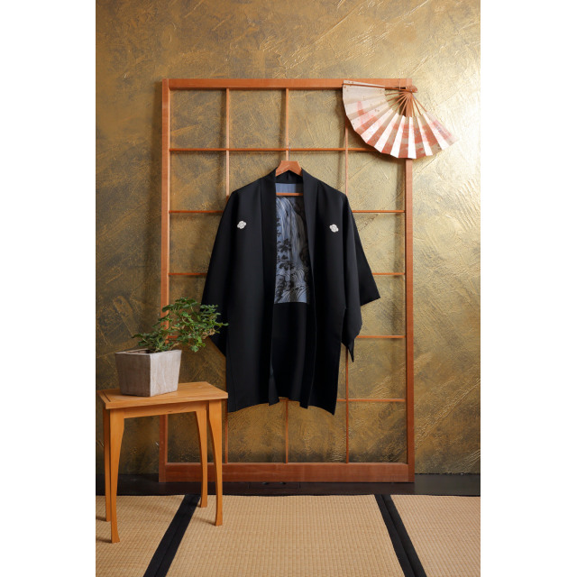 Musta miesten haori vesiputousmaisemalla #233