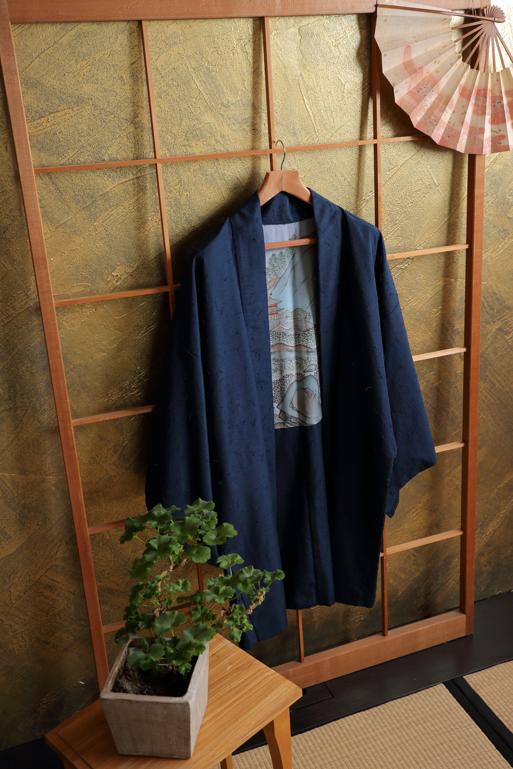 Tummansininen miesten haori temppelimaisemalla #244 - Image 3