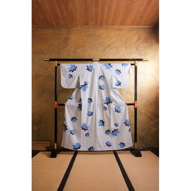 Sininen yukata kukilla ja vesisateella #589
