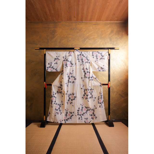 Luonnonvalkoinen yukata kameliankukilla #591