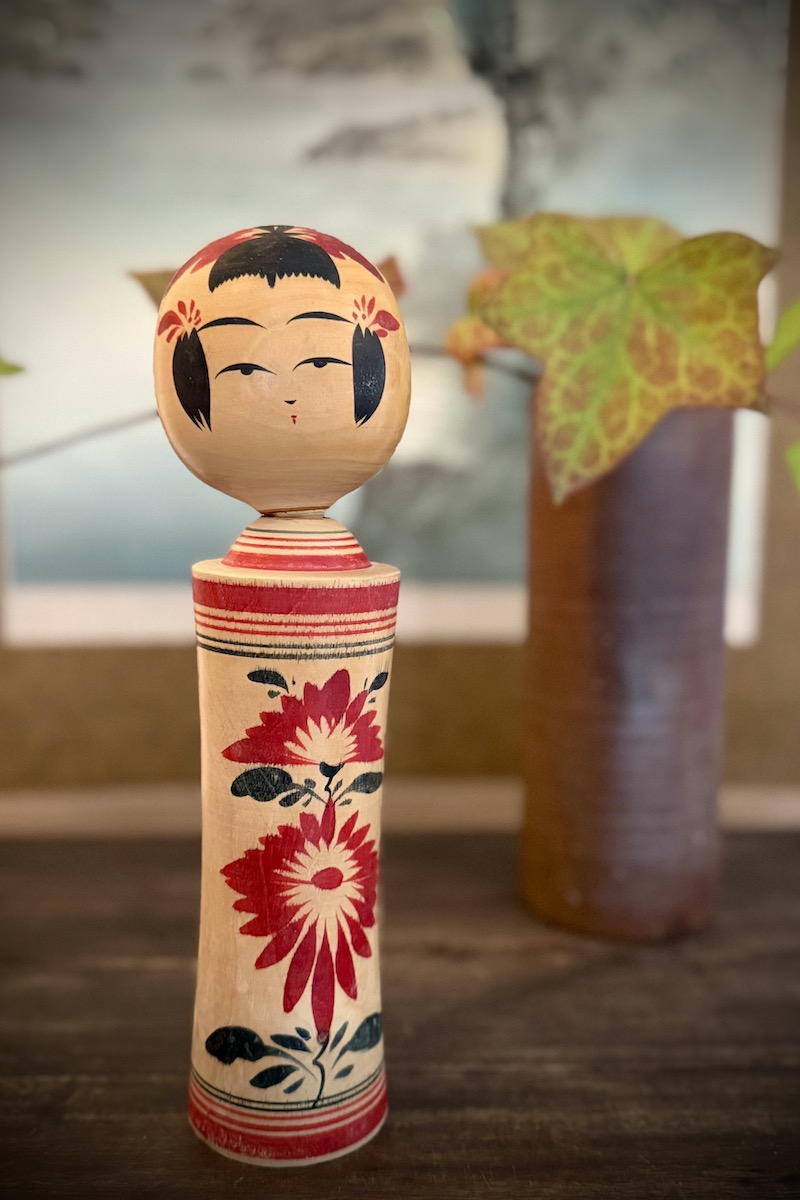 Päätään kallistava kokeshi #833