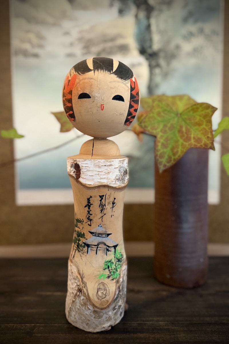 Naurava kokeshi #828