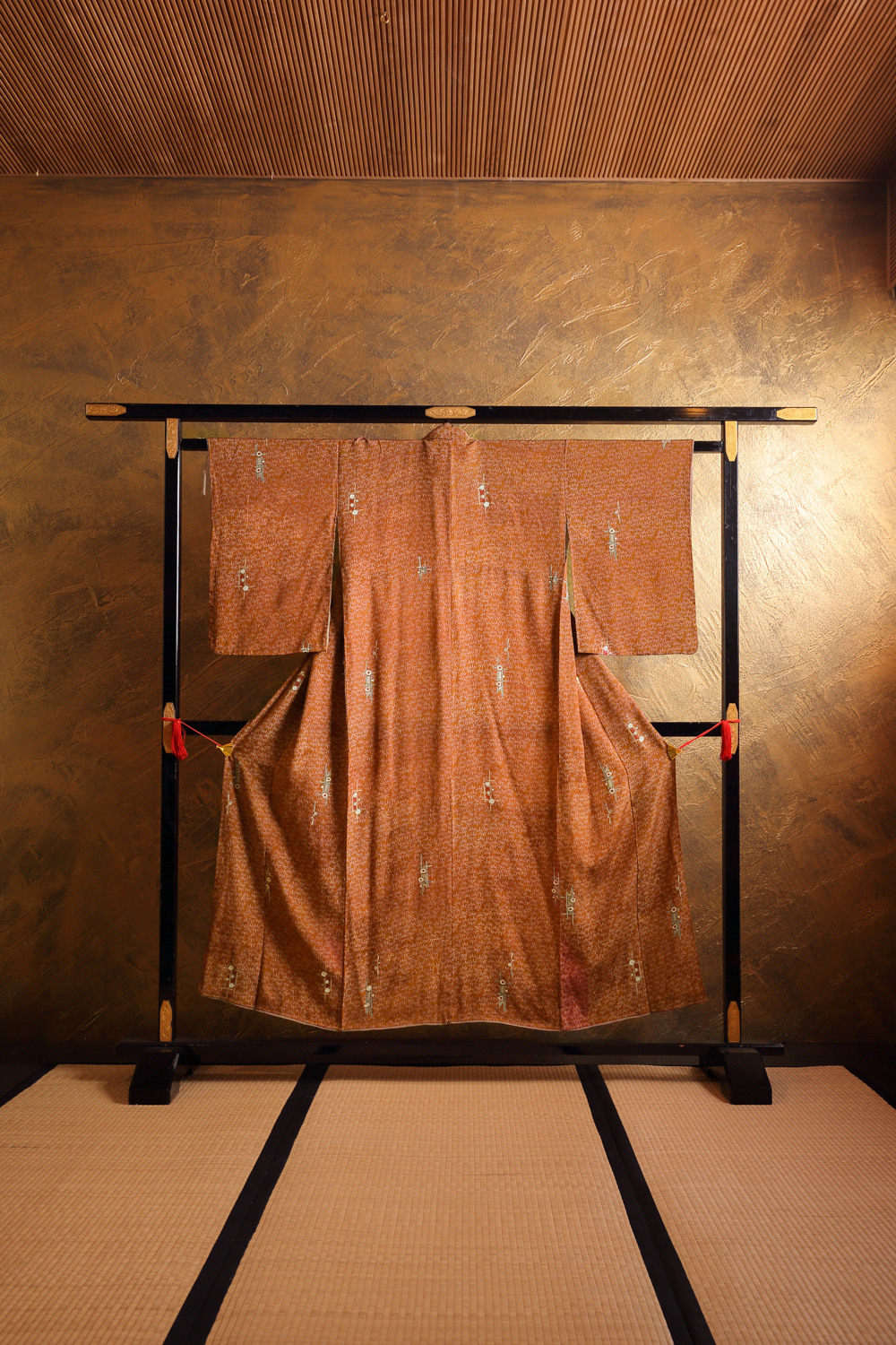 Punaruskea komon-kimono ruohokuviolla #513