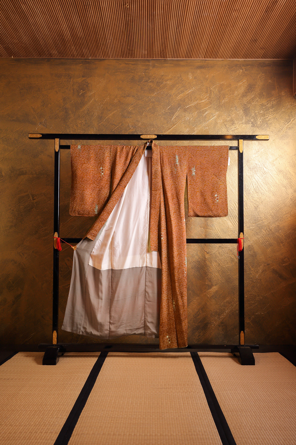 Punaruskea komon-kimono ruohokuviolla #513 - Image 2