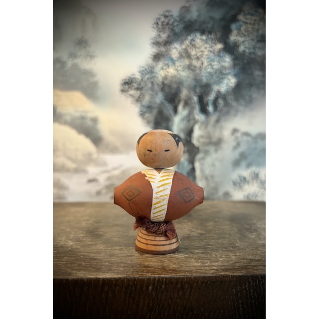 Pieni happiin pukeutunut kokeshi #843