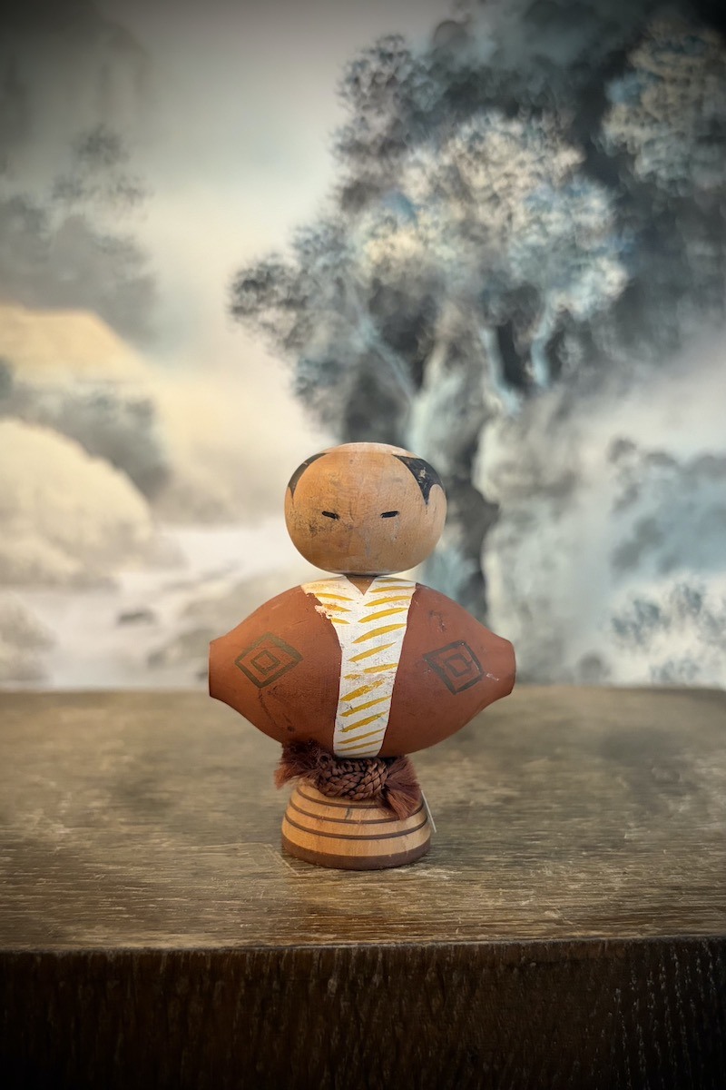 Pieni happiin pukeutunut kokeshi #843